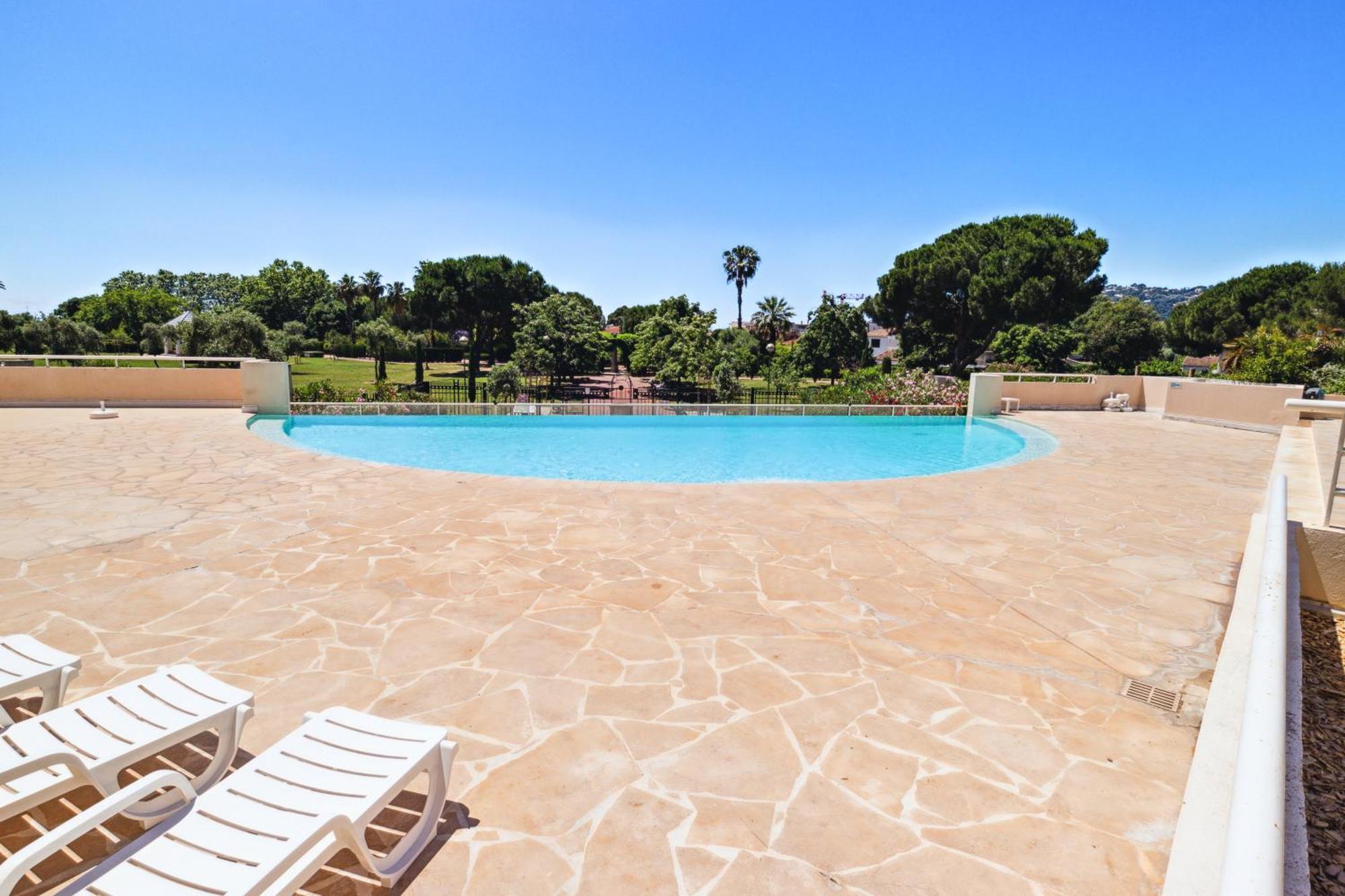 Duplex Villa Les Pins 89M2 Et Terrasse 30M2 Antibes Exterior photo